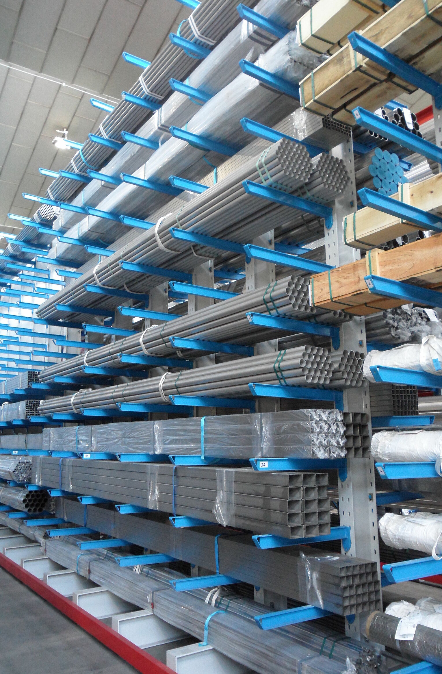 [Translate "Niederlande"] Cantilever racking metal trade