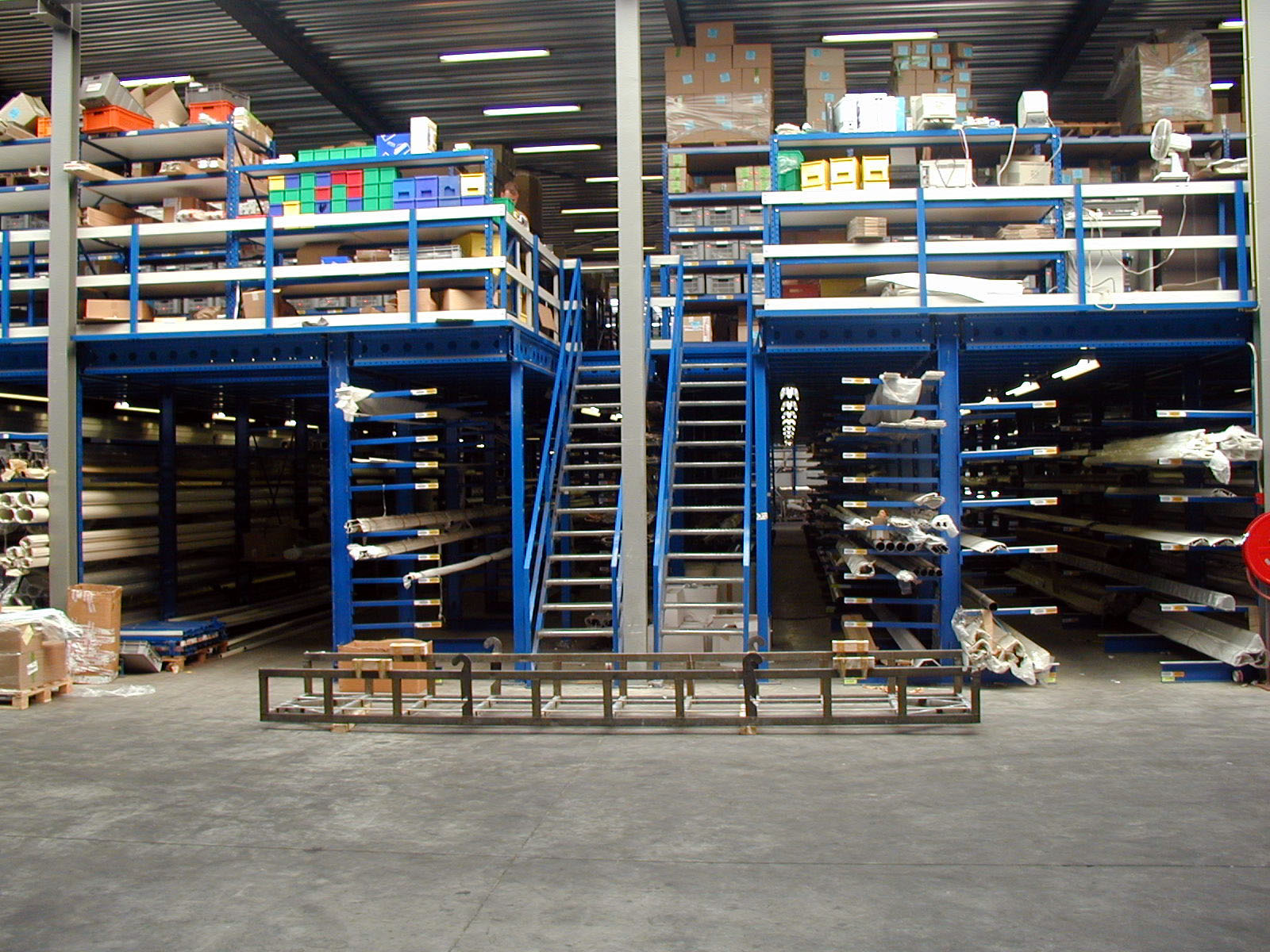 [Translate "Niederlande"] Cantilever racking Multi-tier storage